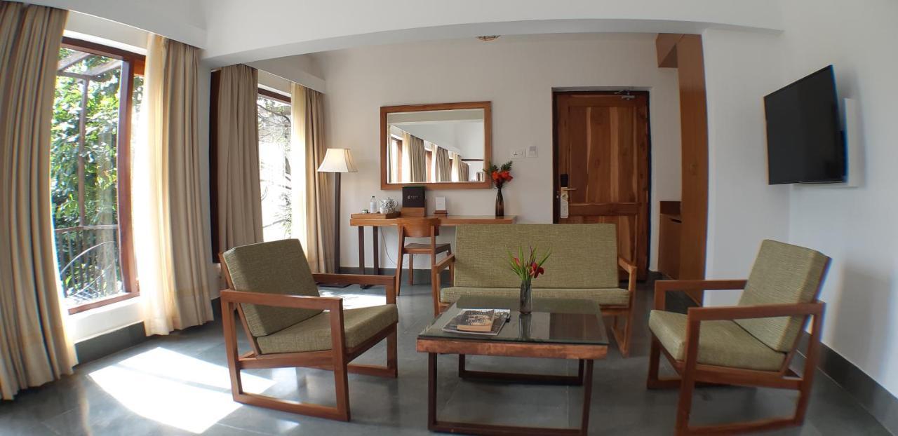 Saraca & Corbett Garjia