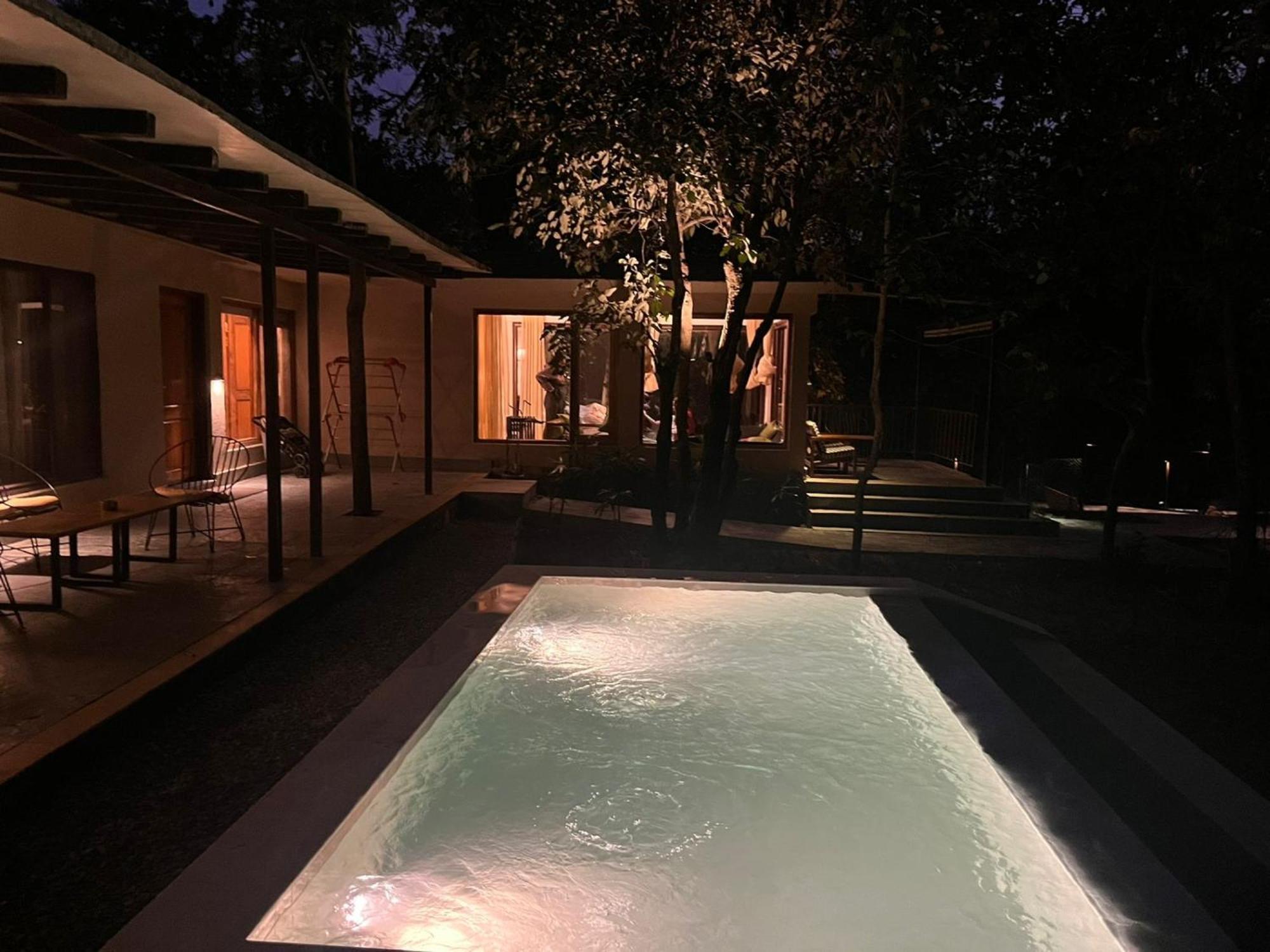 Saraca & Corbett Garjia